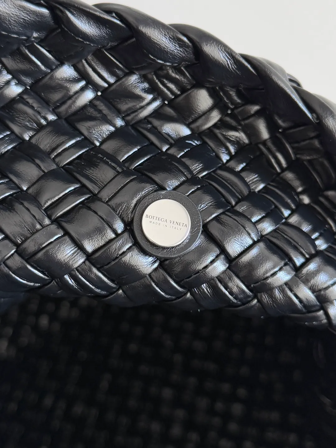 Batch 5760 BOTTEGA VENETA new product large Tosca Baci Baci means Kiss in Italian. Different from the previous Tosca style, this time the entire handbag presents a triangular shape design, and the handle is also designed with a single handle. The delicateness of each stitch of the craftsman's weaving, and the warmth of the handwork are like freshly baked bread! This is a bag that only experienced craftsmen can weave. The lightweight material and large capacity make it easy to carry whether you are an office worker or a student party😍Not only that, this bag is full of fashion, making you the center of attention whether it is a daily outing or an important occasion👀 Style number: 765373 Size: 46*34.5*13.5cm